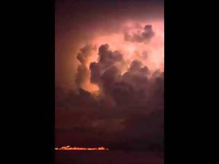 Φωτογραφία για Εικόνες που κόβουν την ανάσα: Η στιγμή που ηλεκτρική καταιγίδα «χτυπά» τη Σάμο... [video]