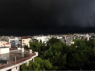 Φωτογραφία για Πολλά προβλήματα από την βροχή σε Αθήνα. Κατέρρευσε πολυκατοικία,
παρασύρθηκε γυναίκα