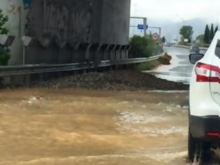 Φωτογραφία για Καθίζηση οδοστρώματος στη Κύμης προς Ολυμπιακό Χωριό [photos]