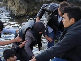 Φωτογραφία για ΣΥΓΚΛΟΝΙΣΤΙΚΕΣ ΕΙΚΟΝΕΣ: Μετανάστες στα βράχια… λίγα χιλιόμετρα έξω από το λιμάνι Μυτιλήνης [photos]