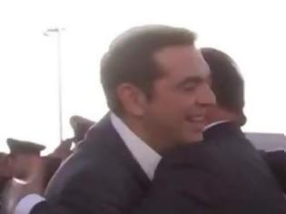Φωτογραφία για O Oλάντ τουιτάρει: Ο Τσίπρας με αγκάλιασε σφιχτά μόλις έφτασα [photo+video]