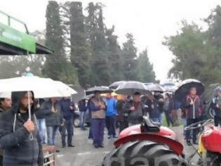 Φωτογραφία για Ημαθία: Μεγάλη συγκέντρωση στην Κουλούρα – Παρά την καταρρακτώδη βροχή οι αγρότες βγήκαν στους δρόμους [video]