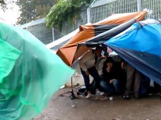 Φωτογραφία για Στο ΕΛΕΟΣ της κακοκαιρίας η Λέσβος: Χιλιάδες μετανάστες ψάχνουν στέγαστρο - Σκουπίδια παντού [photos]