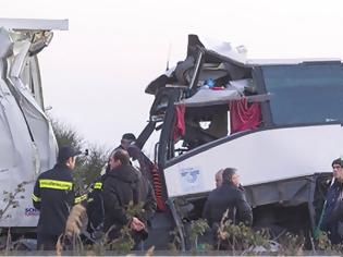 Φωτογραφία για Κόρινθος: Σφοδρή σύγκρουση φορτηγού με ΚΤΕΛ με έναν νεκρό
