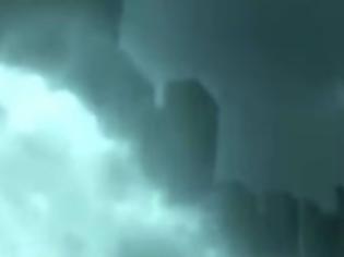 Φωτογραφία για ΑΠΙΣΤΕΥΤΟ: Είδαν μυστηριώδη πόλη που επιπλέει στα σύννεφα στη Βρετανία... [video]