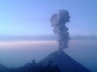 Φωτογραφία για Ενεργό ηφαίστειο στο Μεξικό, καπνίζει ανάμεσα στα σύννεφα