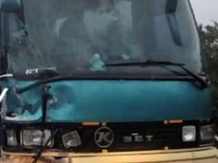 Φωτογραφία για ΠΕΟ Πατρών- Αθηνών: Ένας νεκρός και μία τραυματίας μετά από σύγκρουση λεωφορείου με φορτηγάκι