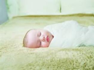 Φωτογραφία για Γνωρίζετε για το φάσκιωμα των μωρών και γιατί γίνεται;