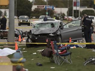 Φωτογραφία για ΤΡΑΓΩΔΙΑ στις ΗΠΑ: Οδηγός έπεσε σε θεατές παρέλασης - 4 νεκροί, δεκάδες τραυματίες [video]