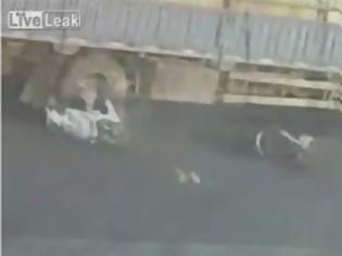 Φωτογραφία για ΑΠΙΣΤΕΥΤΟ βίντεο: Τον πάτησε φορτηγό και αυτός δεν έπαθε απολύτως τίποτα...