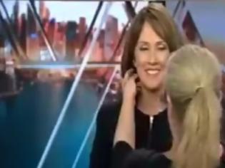 Φωτογραφία για Ξεκαρδιστικό: Αυστραλιανή δημοσιογράφος μαθαίνει Ελληνικά, αλλά όχι τις καλές λέξεις… [video]