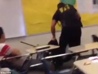 Φωτογραφία για ΝΤΡΟΠΗ: Αστυνομικός συλλαμβάνει μαθήτρια μέσα στην τάξη με βίαιο τρόπο [video]