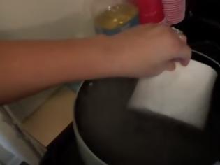 Φωτογραφία για Ρίχνει το χαρτί υγείας μέσα σε μια κατσαρόλα με καυτό νερό. Μόλις δείτε γιατί το κάνει; ΠΑΝΕΞΥΠΝΟ! [video]