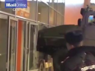 Φωτογραφία για Ρωσίδα επιχείρησε να κλέψει τεθωρακισμένο όχημα και το κάρφωσε σε τζαμαρία (Βίντεο)