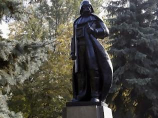 Φωτογραφία για Άγαλμα του Darth Vader εκεί που ήταν το άγαλμα του Λένιν