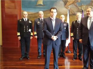 Φωτογραφία για Απονομή Διαμνημόνευσης Αστέρα Αξίας και Τιμής στον Υπουργό Άμυνας της Κύπρου Χ. Φωκαϊδη