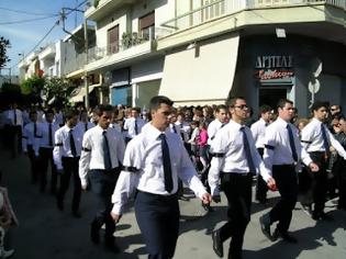 Φωτογραφία για Με μαύρα παρέλασαν στην Κρήτη