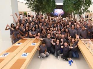 Φωτογραφία για Η Apple άνοιξε στο Ντουμπάι το μεγαλύτερο Apple Store