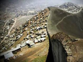 Φωτογραφία για Περού: Τείχος μήκους δέκα χιλιομέτρων χωρίζει φτωχούς και πλούσιους [video]