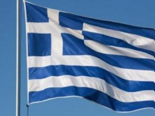 Φωτογραφία για ΝΤΡΟΠΗ! Η Σκισμένη Ελληνική Σημαία στο Δημαρχείο της Χάλκειας την 28η Οκτωβρίου [photo]