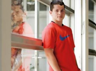 Φωτογραφία για Μάθημα ζωής από ένα 16χρονο αγόρι που έχασε το πόδι του από καρκίνο [Photos] + [Video]