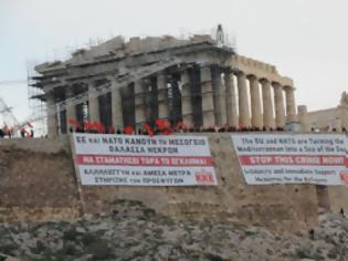 Φωτογραφία για Μέλη του ΚΚΕ σήκωσαν πανό στην Ακρόπολη για τους πρόσφυγες