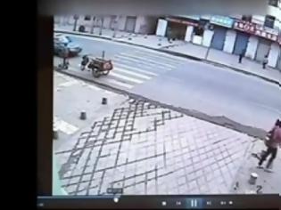 Φωτογραφία για Την κατάπιε η γη [Βίντεο]