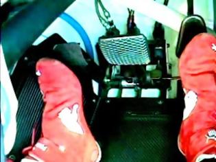 Φωτογραφία για Αυτό ΔΕΝ  τον έχετε ξαναδεί! - Στα πόδια ενός οδηγού αγωνιστικών αυτοκινήτων [video]