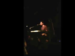Φωτογραφία για Απίστευτη φωνή ο πιανίστας του Δημήτρη Ζερβουδάκη... [video]