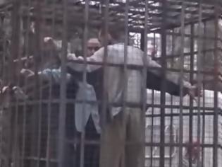 Φωτογραφία για Κλειδώνουν ανθρώπους σε κλουβιά και τους χρησιμοποιούν ως ανθρώπινες ασπίδες [video]