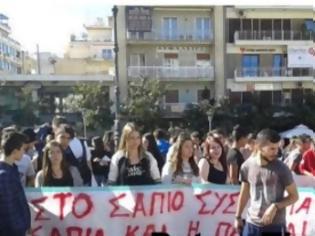 Φωτογραφία για Πάτρα - ΤΩΡΑ: Στους δρόμους οι μαθητές - Συγκεντρώθηκαν στην πλατεία Γεωργίου [photos]