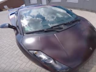 Φωτογραφία για Ρίχνει νερό στην Lamborghini του και αυτό που ανακαλύπτει πίσω από το χρώμα της είναι φοβερό [video]