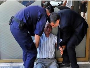 Φωτογραφία για ΑΝΑΤΡΙΧΙΑΣΑΜΕ: Έσπασε στο κλάμα 77χρονος συνταξιούχος που χάνει το σπίτι του