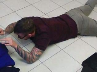 Φωτογραφία για Εγινε viral: Κουρέας έπεσε στο πάτωμα για να κουρέψει αυτιστικό παιδί [photos]