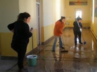 Φωτογραφία για Πάτρα: Καθαρίστριες σχολείων... δύο ταχυτήτων – Οι συμβασιούχες αν αρρωστήσουν, υποχρεούνται να ...