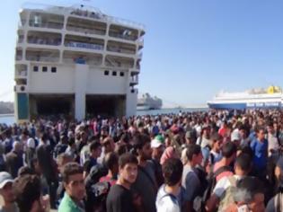 Φωτογραφία για Περίπου 2500 πρόσφυγες έφτασαν και σήμερα στο λιμάνι του Πειραιά