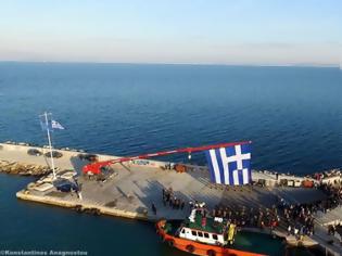 Φωτογραφία για ΧΙΟΣ: Η έπαρση της μεγάλη σημαίας από αέρος (ΒΙΝΤΕΟ)