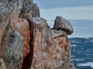 Φωτογραφία για Βράχος κρέμεται πάνω από τα σπίτια του κοσμάκη! Βίντεο που κόβει την ανάσα