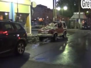 Φωτογραφία για Ξαφνικά κατέρρευσε πρόσοψη κτηρίου στα Γρεβενά και καταπλάκωσε αυτοκίνητο [video]