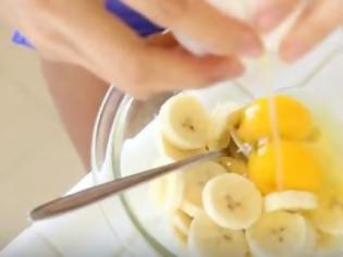 Φωτογραφία για Σπάει αυγά πάνω από κομμένες μπανάνες - Το αποτέλεσμα; Θα σας ξετρελάνει! [video]