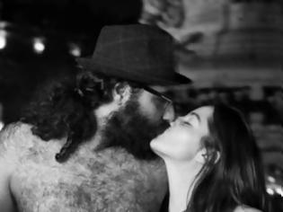 Φωτογραφία για Εκείνη Γαλλίδα, εκείνος Σύριος - Το φιλί ενός ζευγαριού στο Παρίσι δίνει απάντηση στην τρομοκρατία [photos]