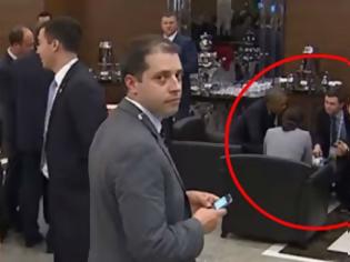 Φωτογραφία για «Θρίλερ»: Ποιος είναι ο άγνωστος που «τρύπωσε» στη συνομιλία Ομπάμα - Πούτιν στη G20; (δειτε το βίντεο)