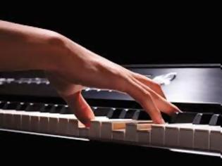 Φωτογραφία για Δείτε τον πιανίστα του...Μπατακλάν [video]