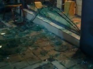 Φωτογραφία για Πάτρα: Πεδίο μάχης μετά την πορεία αντιεξουσιαστών - Είδα να σπάνε το μαγαζί μου!  [photo+video]
