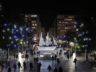 Φωτογραφία για Αναβάλλεται η επίσημη φωταγώγηση της Αθήνας ενόψει Χριστουγέννων