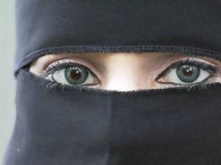 Φωτογραφία για Φοράω την μαντίλα και με κοιτούν με φόβο [video]