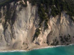 Φωτογραφία για Σοκ: Δείτε πώς είναι η παραλία των Εγκρεμνών μετά το σεισμό της Λευκάδας! [photos]