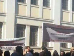 Φωτογραφία για Πάτρα: Οι συμβασιούχοι φύλακες μουσείων ζητούν προκήρυξη μόνιμων θέσεων - Διαμαρτυρία στην Αθήνα στον Υπουργό Πολιτισμού