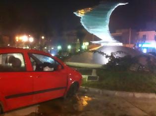 Φωτογραφία για Τρελό αμάξι προσγειώθηκε και παρέσυρε πεζή σε πλατεία