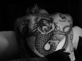 Φωτογραφία για Ποιος πασίγνωστος τραγουδιστής έκανε αυτό το τεράστιο τατουάζ πλάτης; [photo]